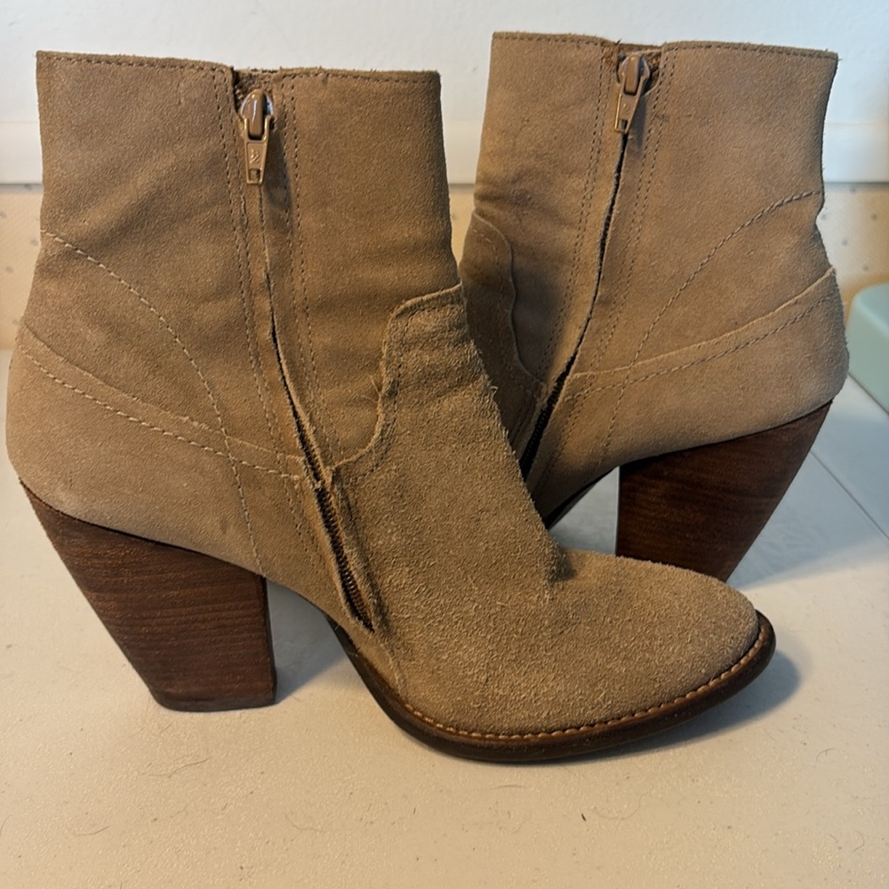 Tan ankle boots, 8 /12